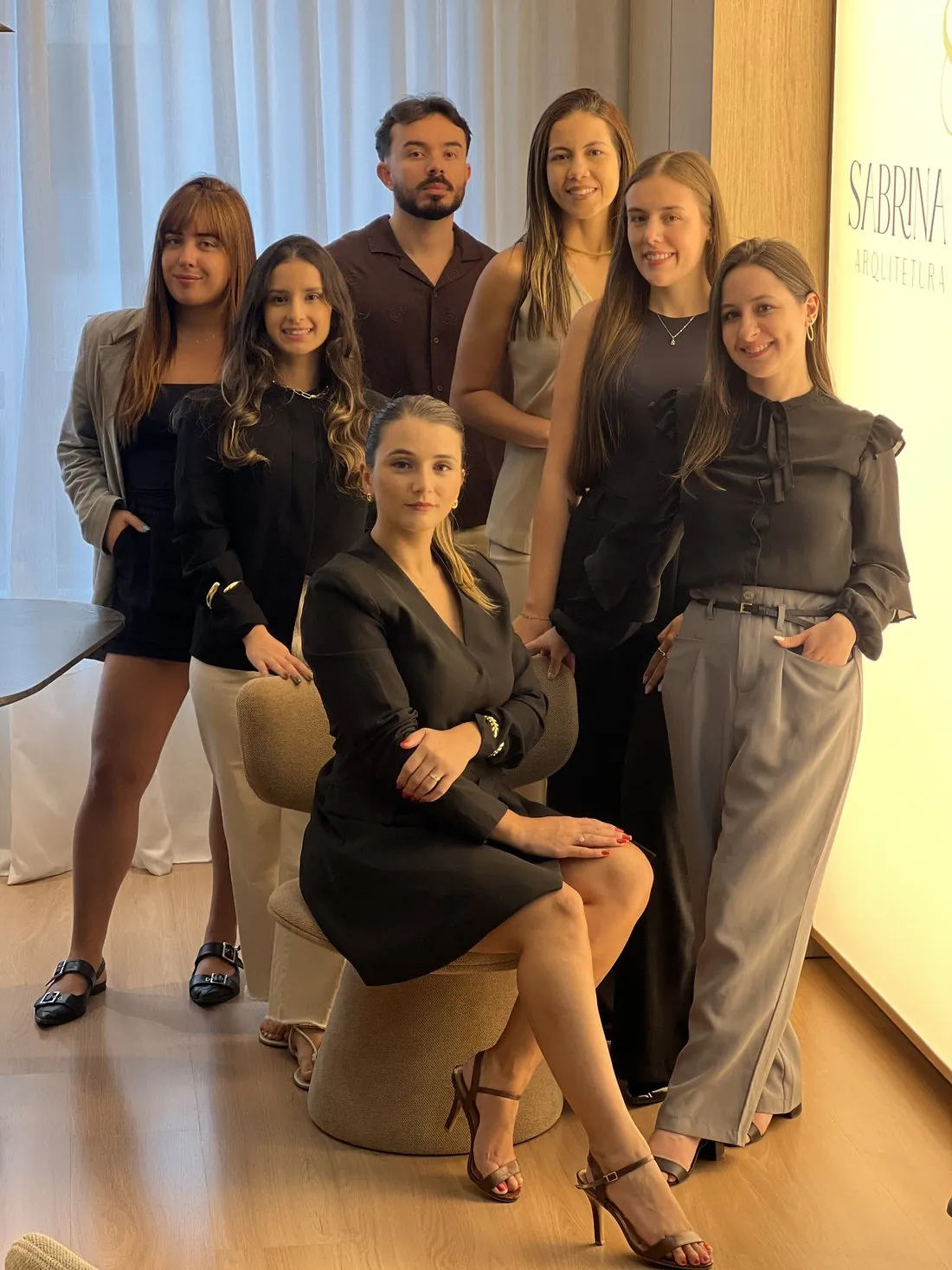 Equipe do escritório Sabrina Ferreira Interiores reunida na recepção